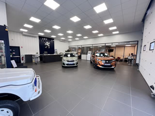 show room du garage Peugeot à Beaurepaire